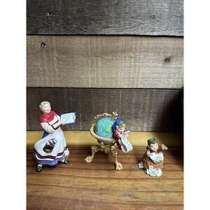 Hallmark Keepsake Christmas Ornaments 2001 "Lettera Globus & Mrs. Claus" In Box